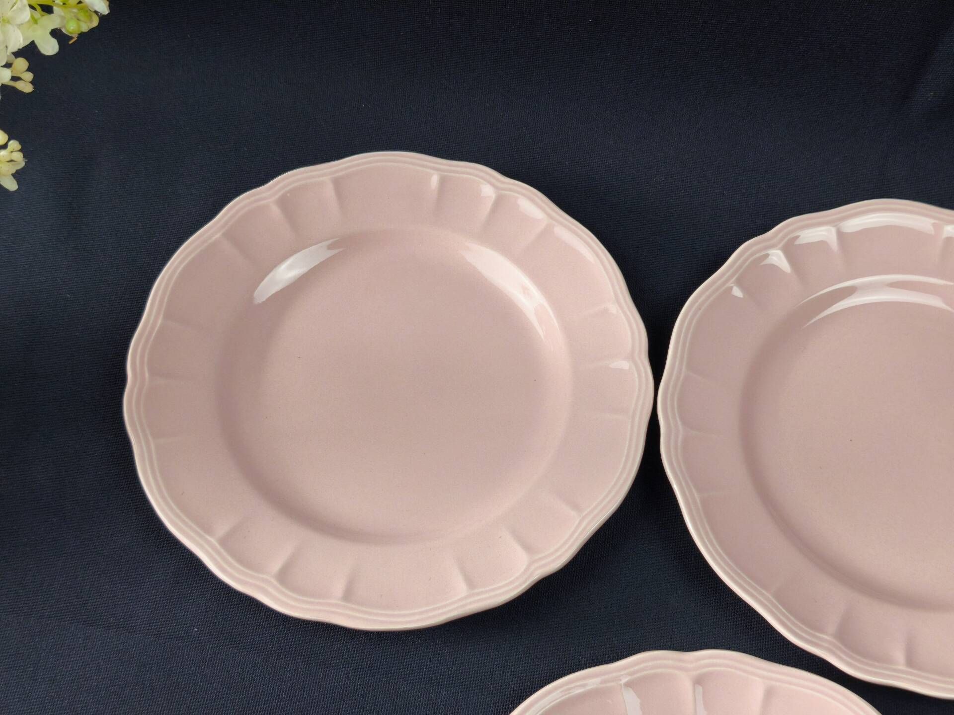 Title: 8 vintage Salins flat plates in powder pink – Ø 25.7 cm
