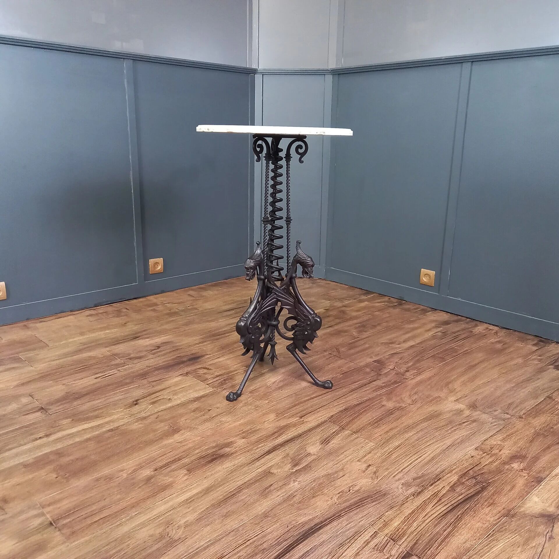 Table en fer forgé avec plateau en marbre