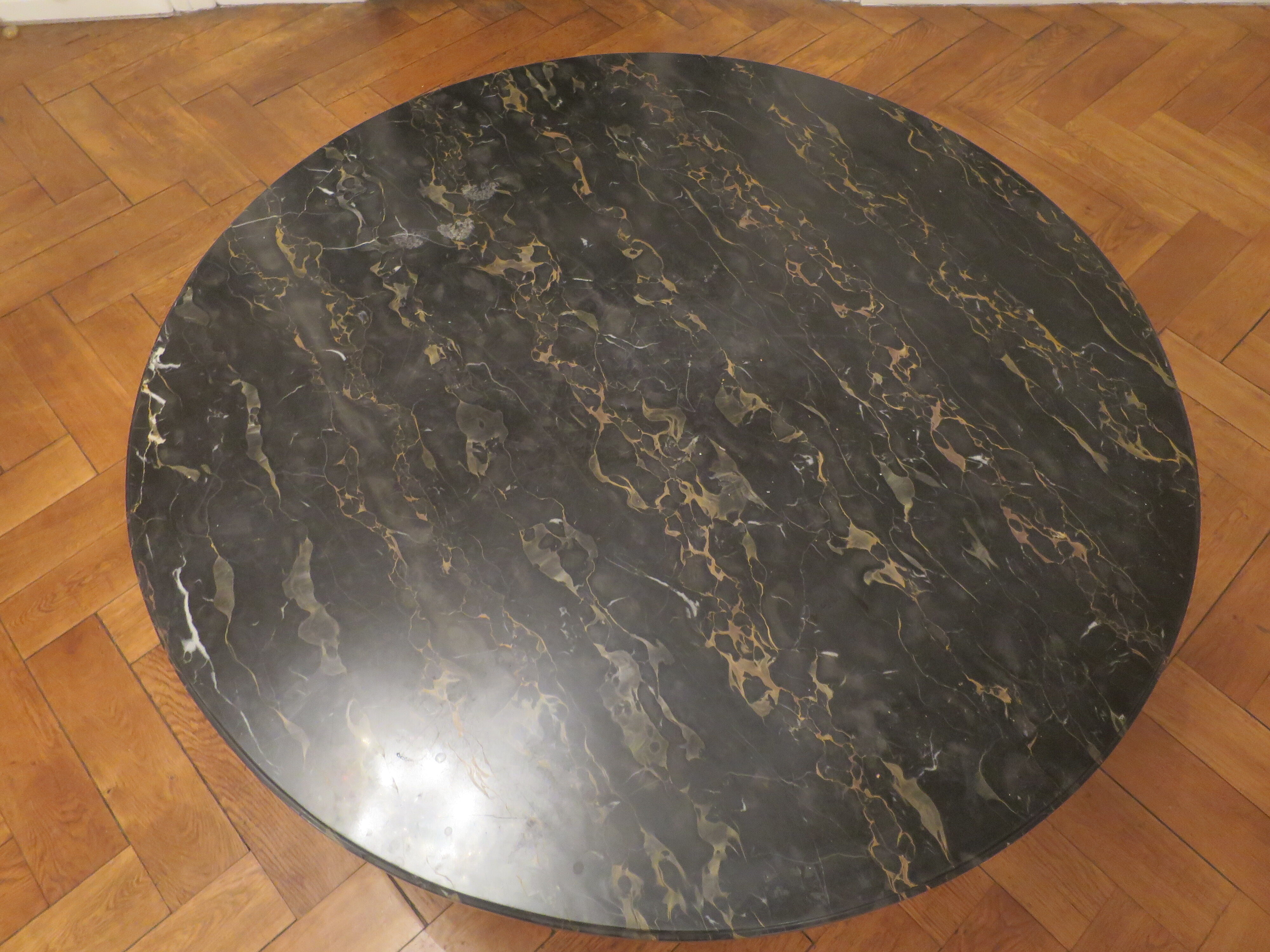 Table basse avec plateau marbre