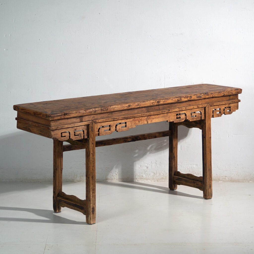 Console d’autel de grand format en pin à frise ajourée – Chine, vers 1930
