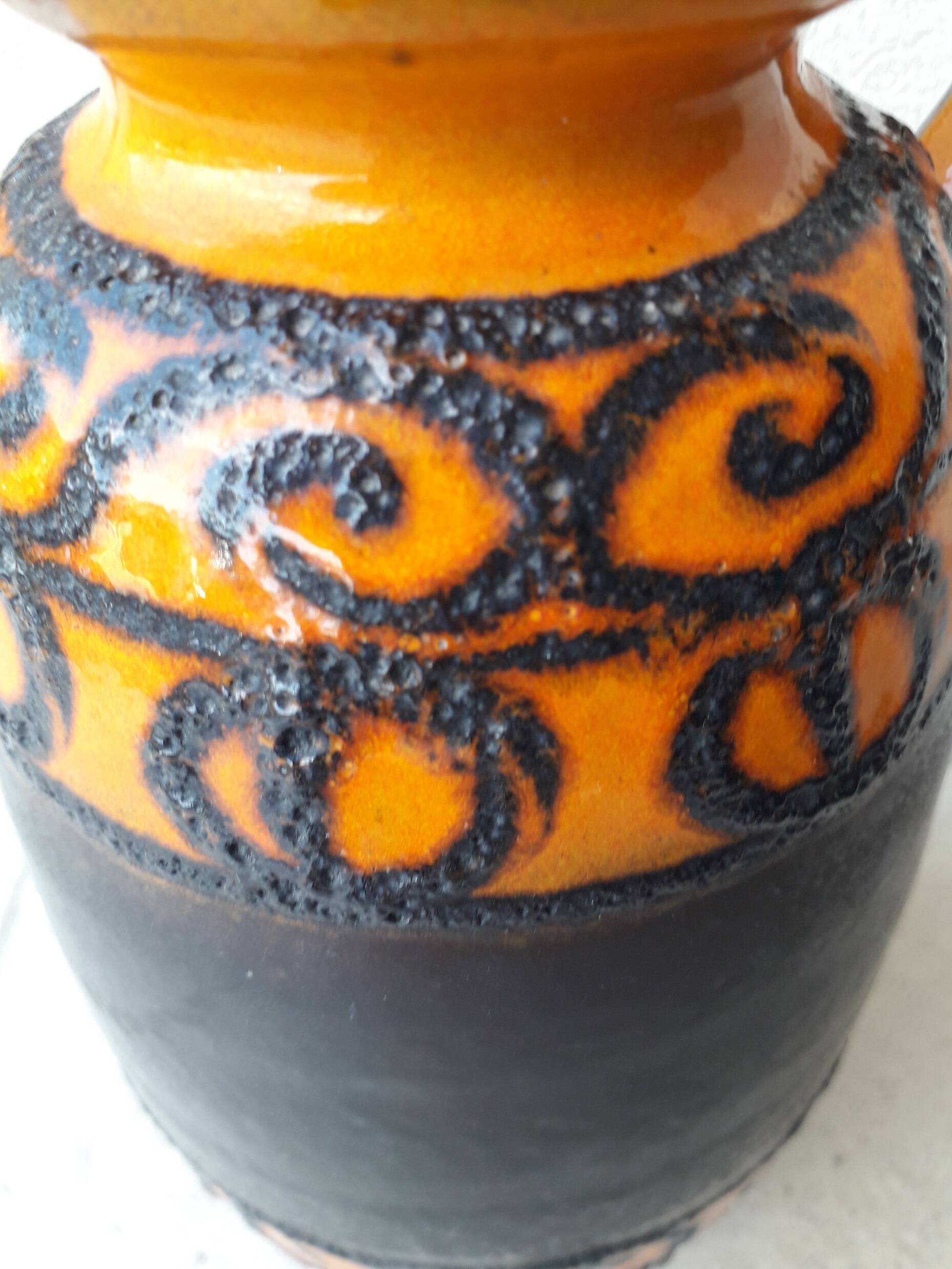 Vase en céramique orange et marron