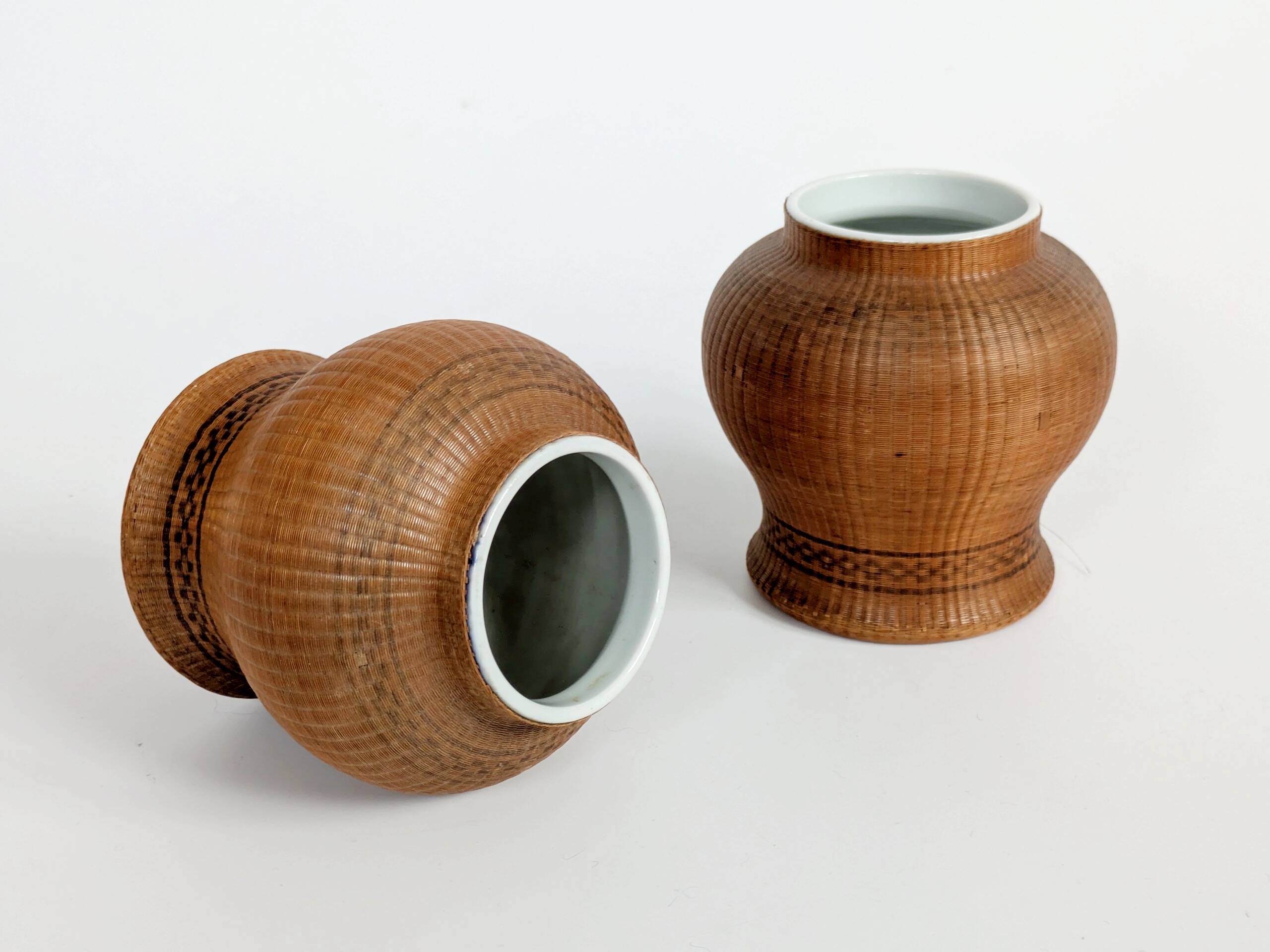 Pair of vintage Chinese vases in porcelain and woven bamboo.