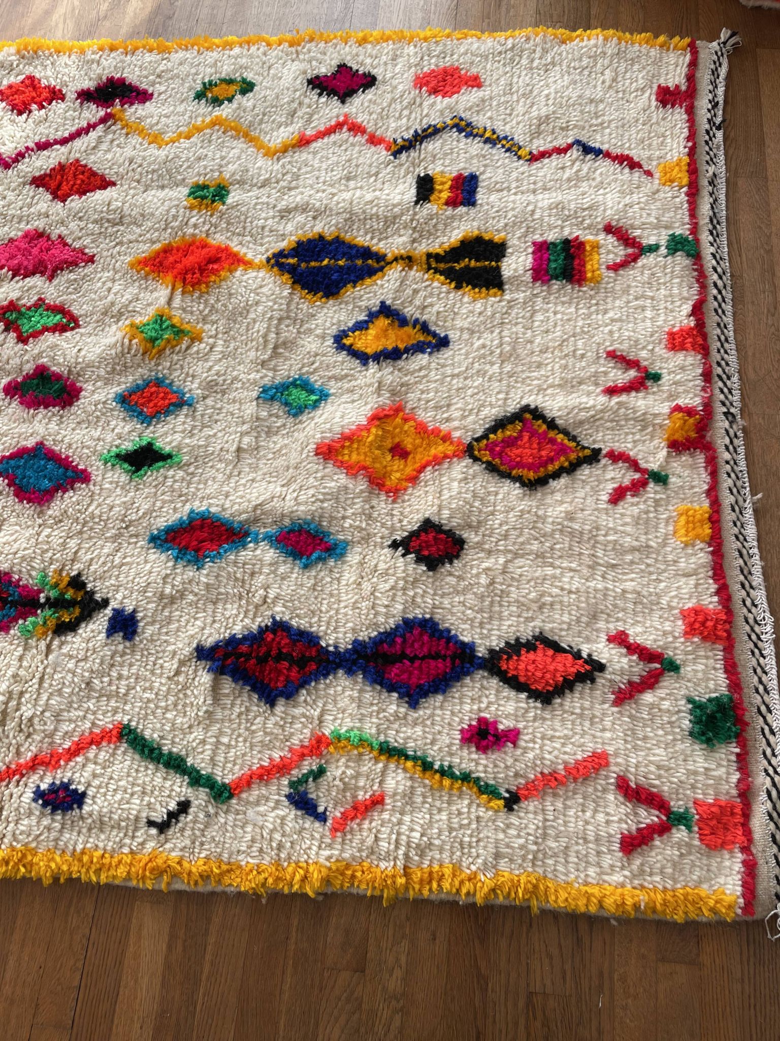 Tapis marocain berbère Azilal multicolore et fluo