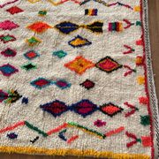 Tapis marocain berbère Azilal multicolore et fluo
