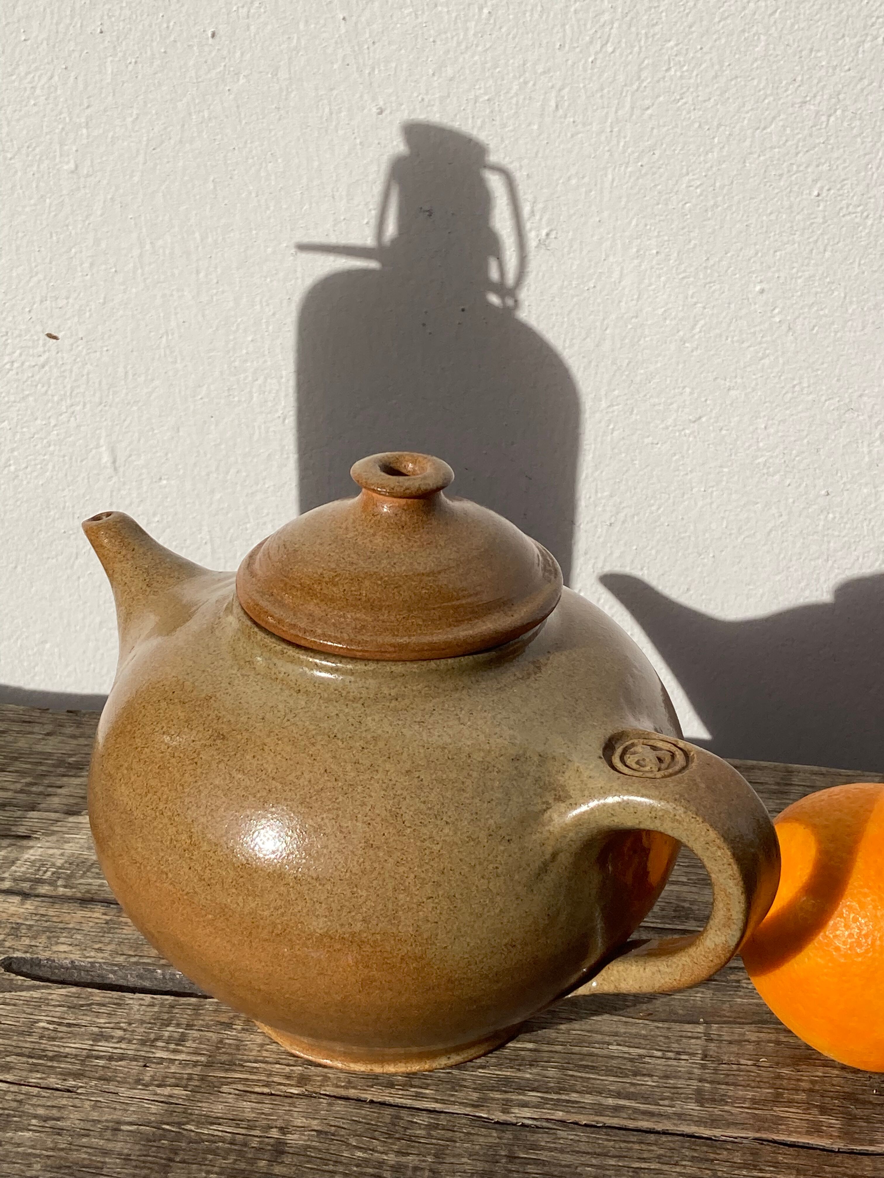 Théière vintage en grès Vallauris vintage signée 1960