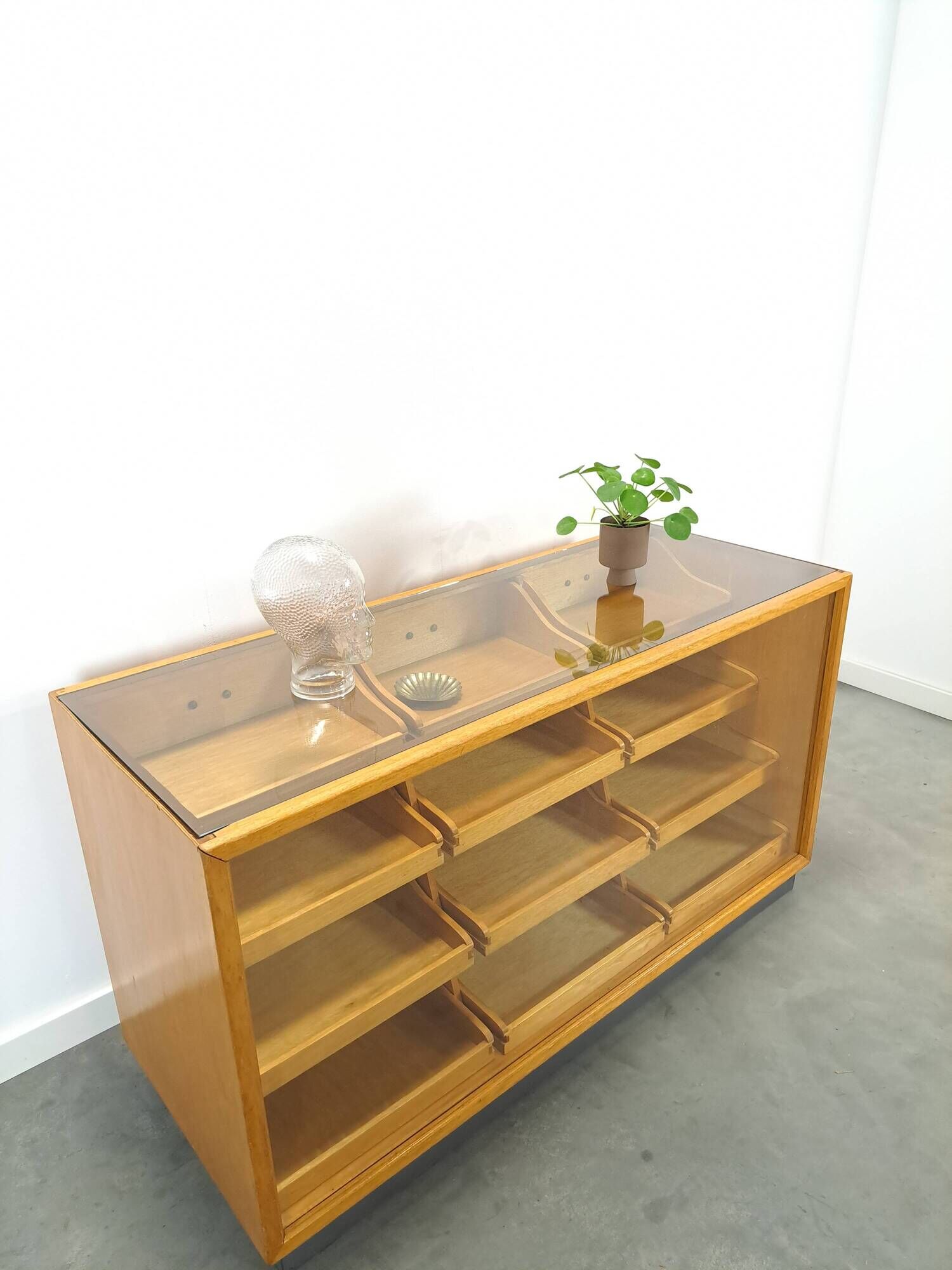 Vitrine de comptoir avec 12 tiroirs et plateau en verre