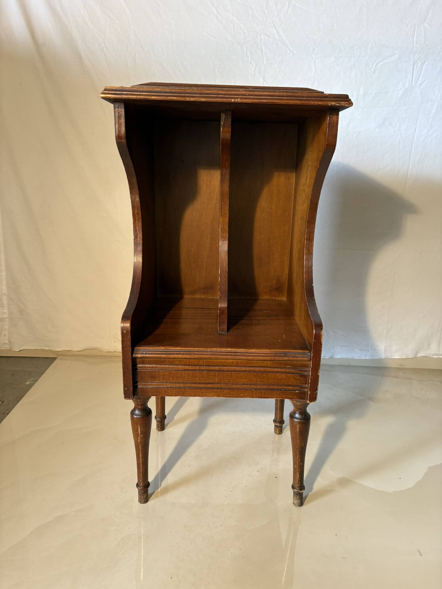 Vintage wooden magazine rack – curved lines and tapered legs