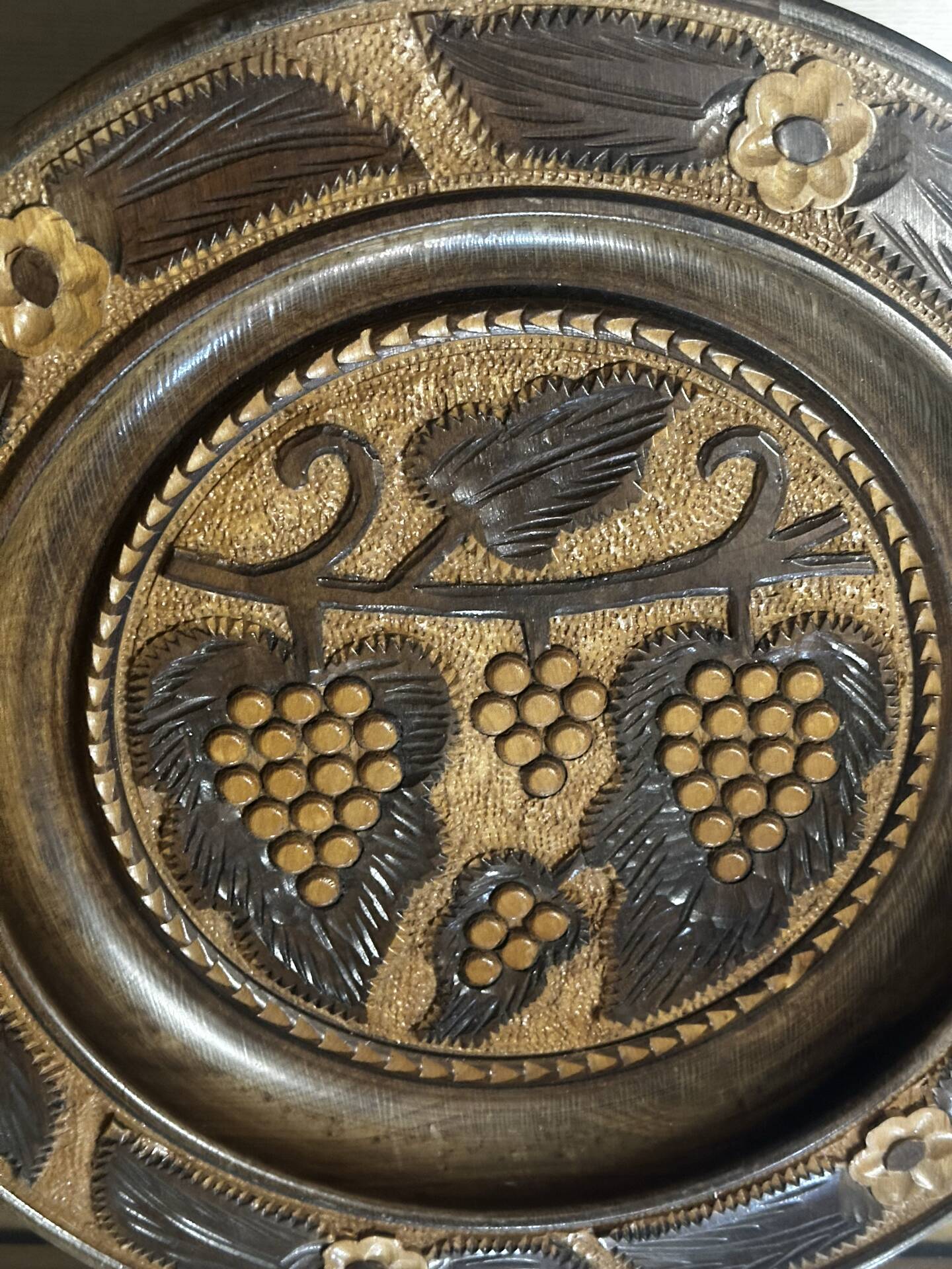 Carved wooden fruit bowl – Centrepiece with grape decoration