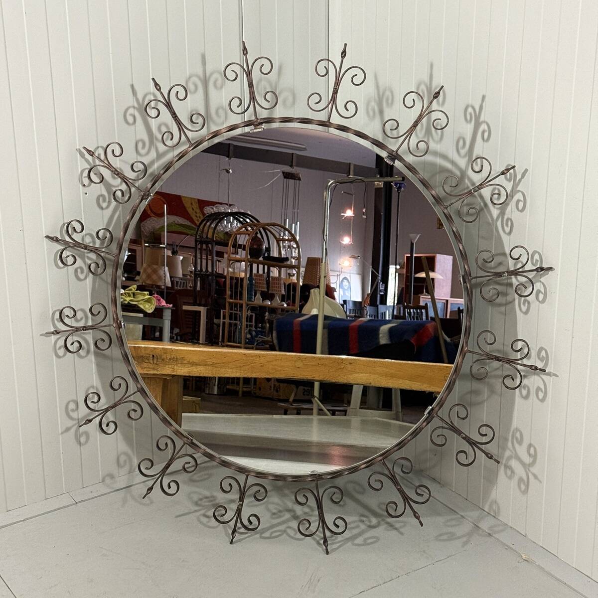 Grand miroir mural rond en fer forgé des années 1960