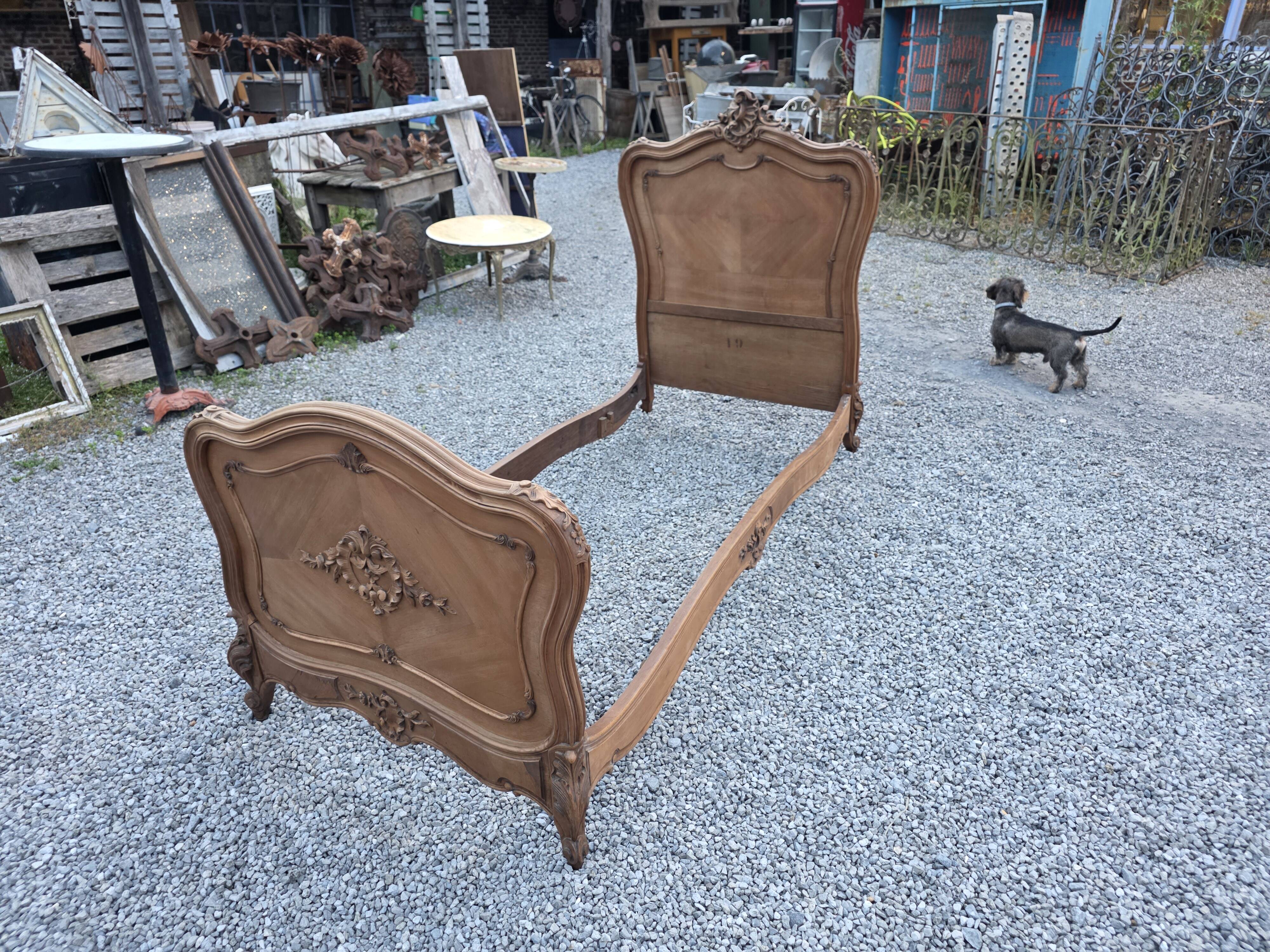 Lit style Louis XV en noyer (1 personne)