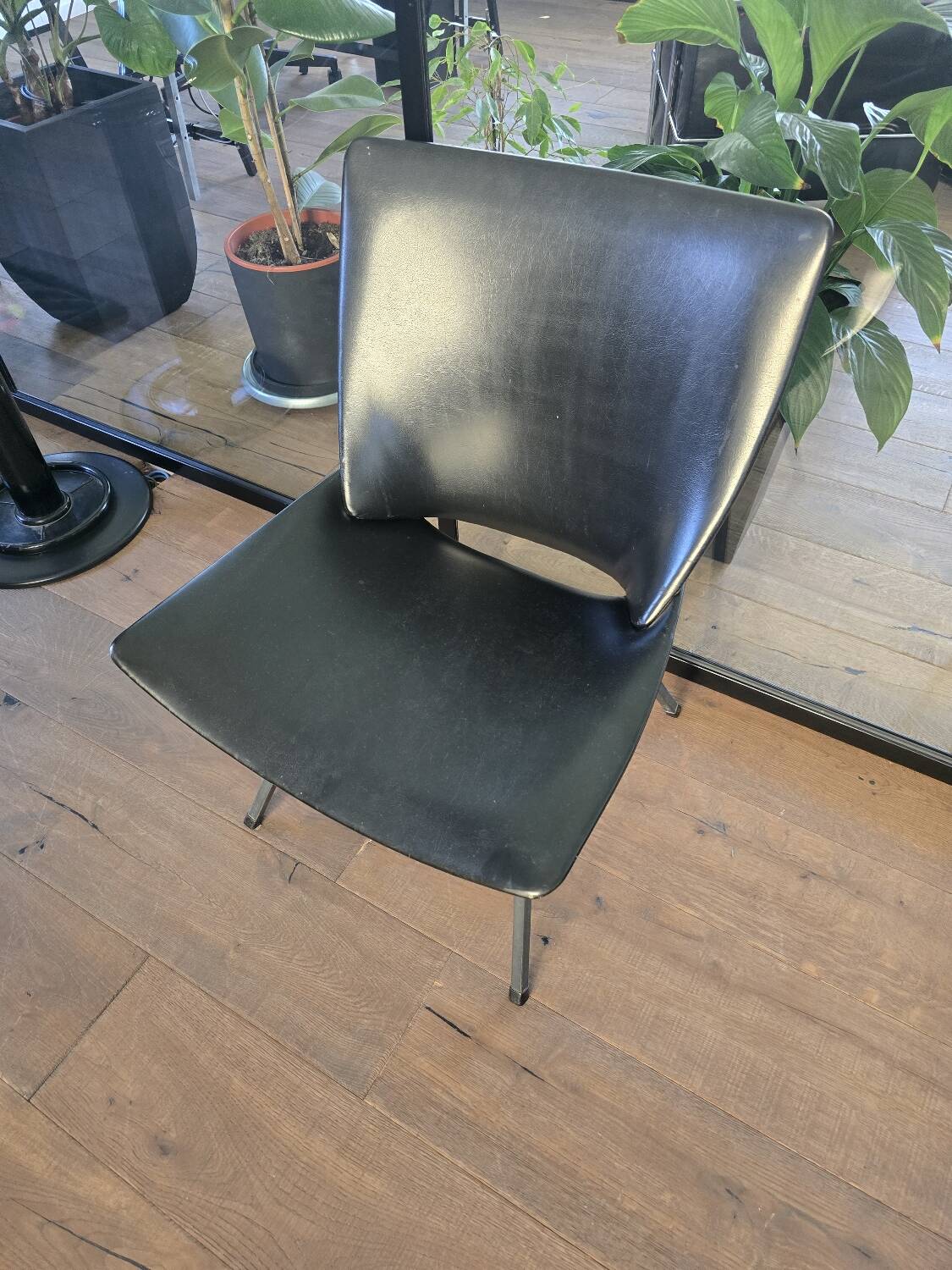 Chaise en simili cuir moderne du milieu du siècle des années 60