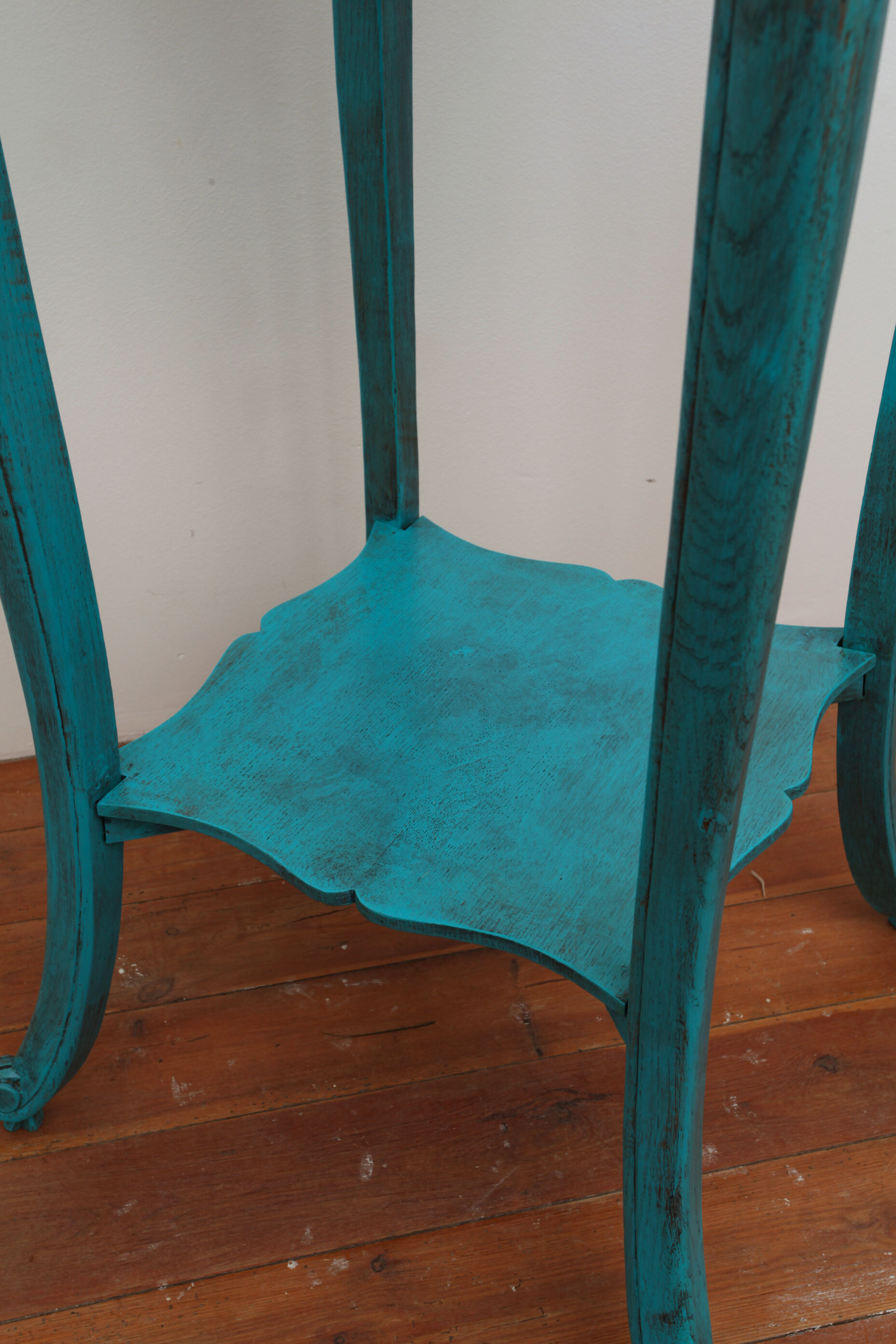 Large blue wood sellette