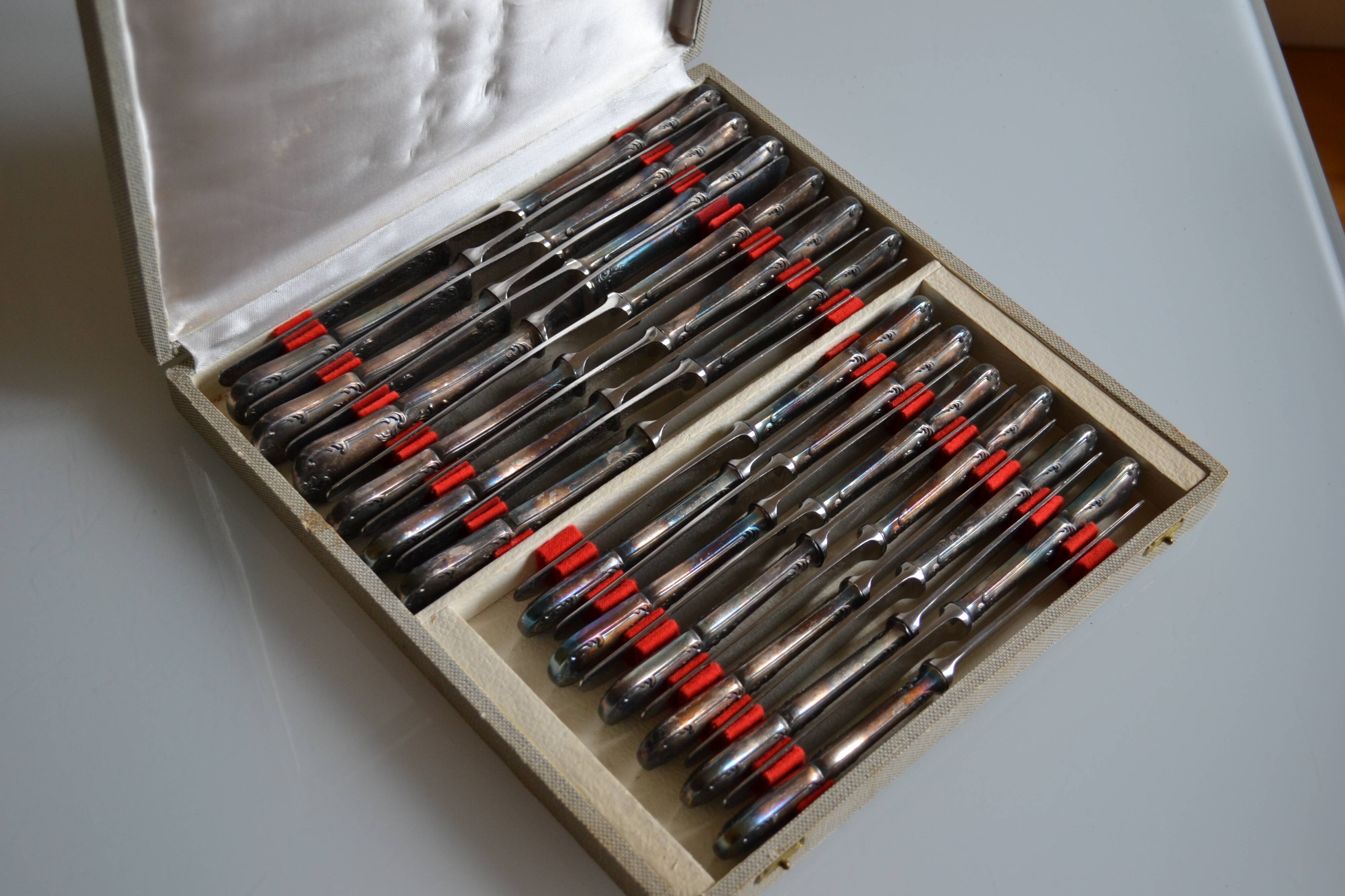 24 TABLE & DESSERT KNIVES SILVER METAL GOLDFORFER FRIONNET FRANCOIS LOUIS XV