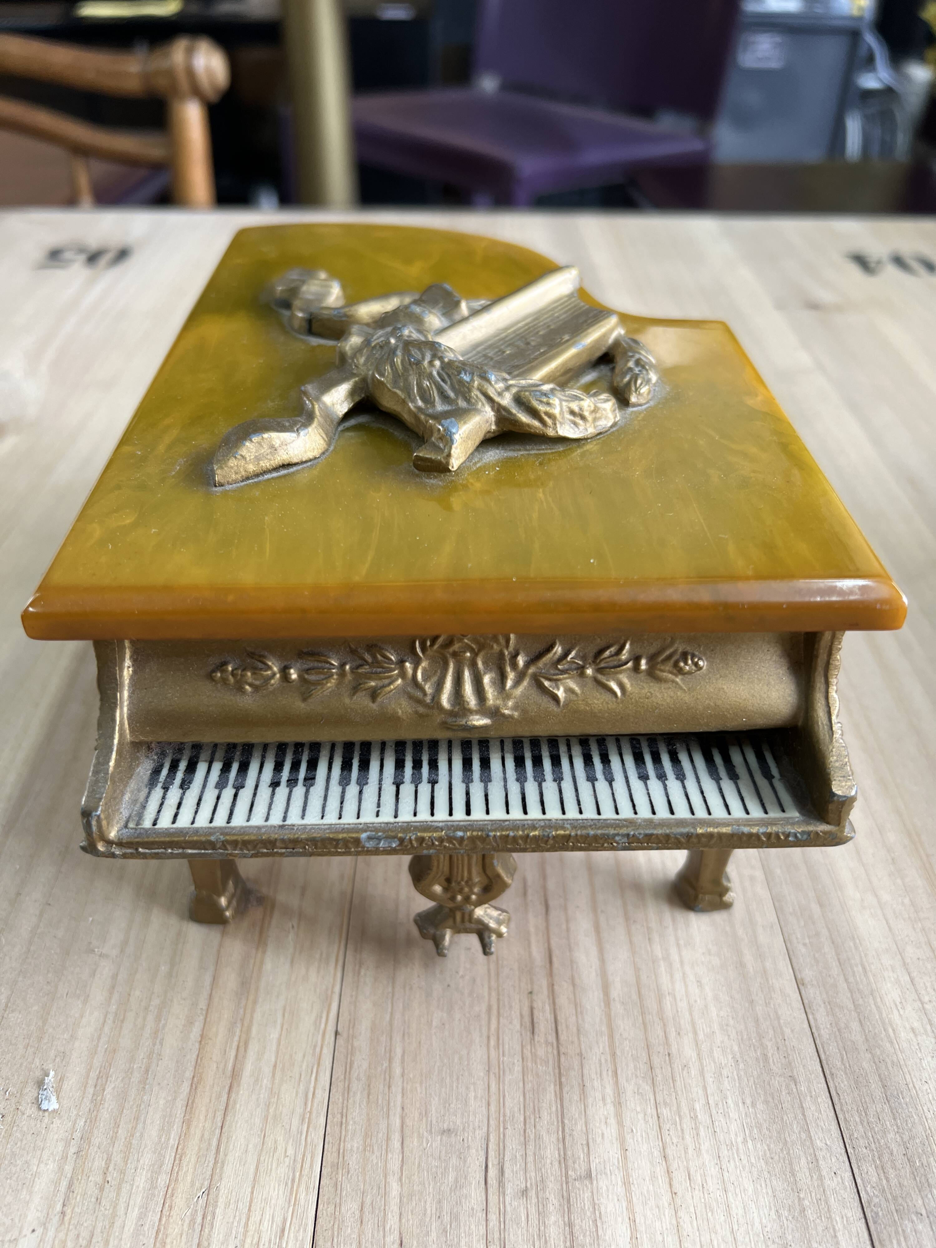 Piano music box vintage des années 50