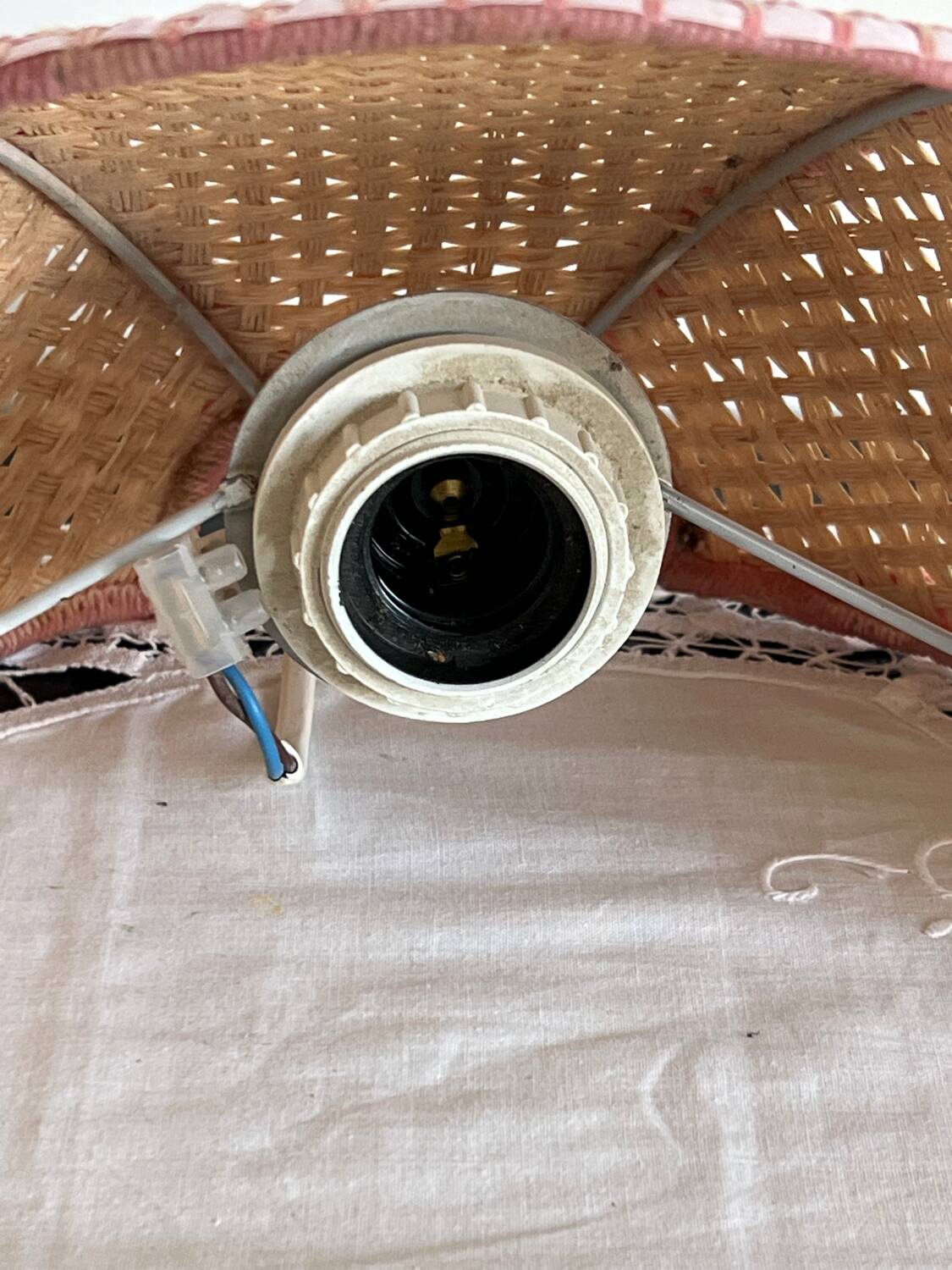 Flower applique in raffia and pink fabrics