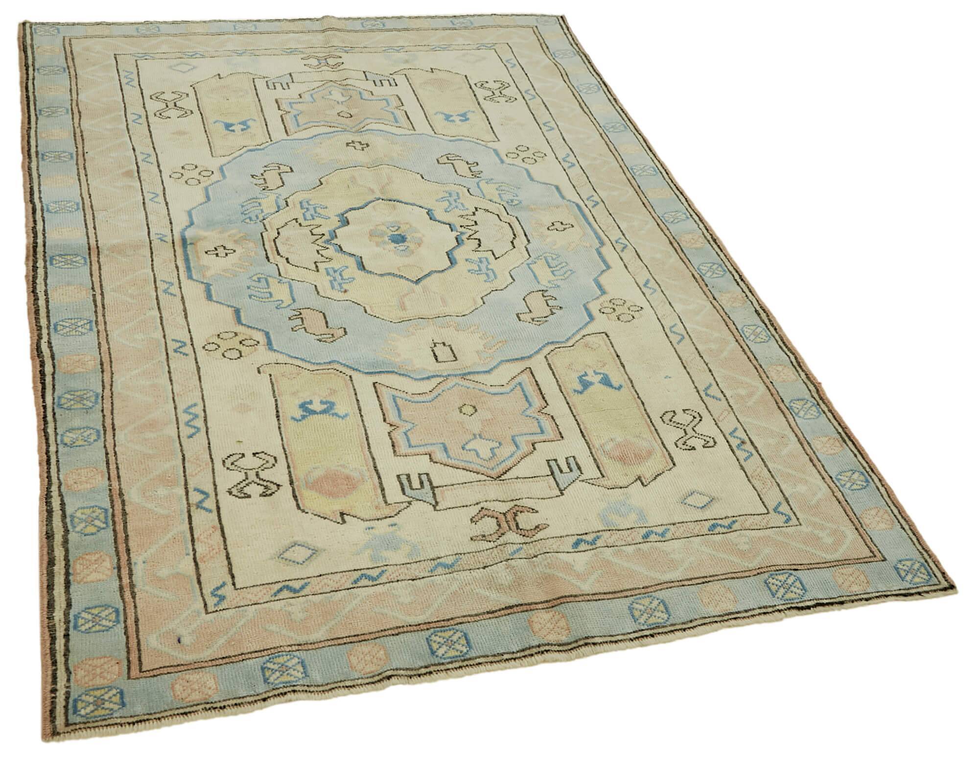 Turkish Vintage Anatolian Rug 140 cm x 191 cm