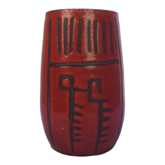 Vase en céramique rouge avec motifs libres
