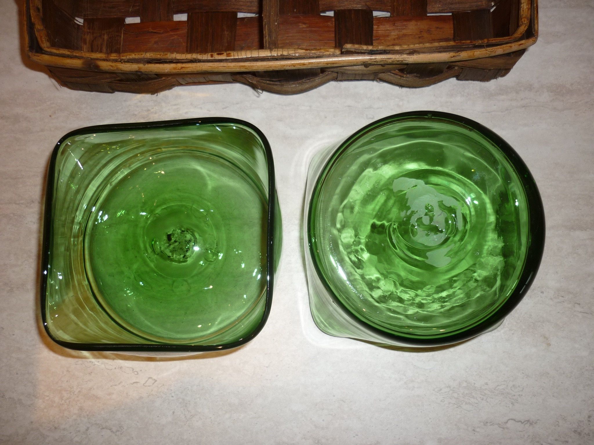 Rattan aperitif servant with 2 green glass ramekins
