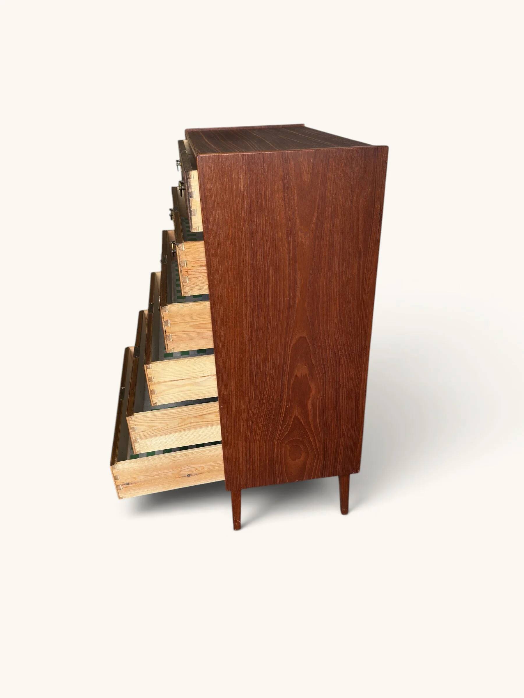 Chiffonnier danois vintage « tallboy » en placage teck
