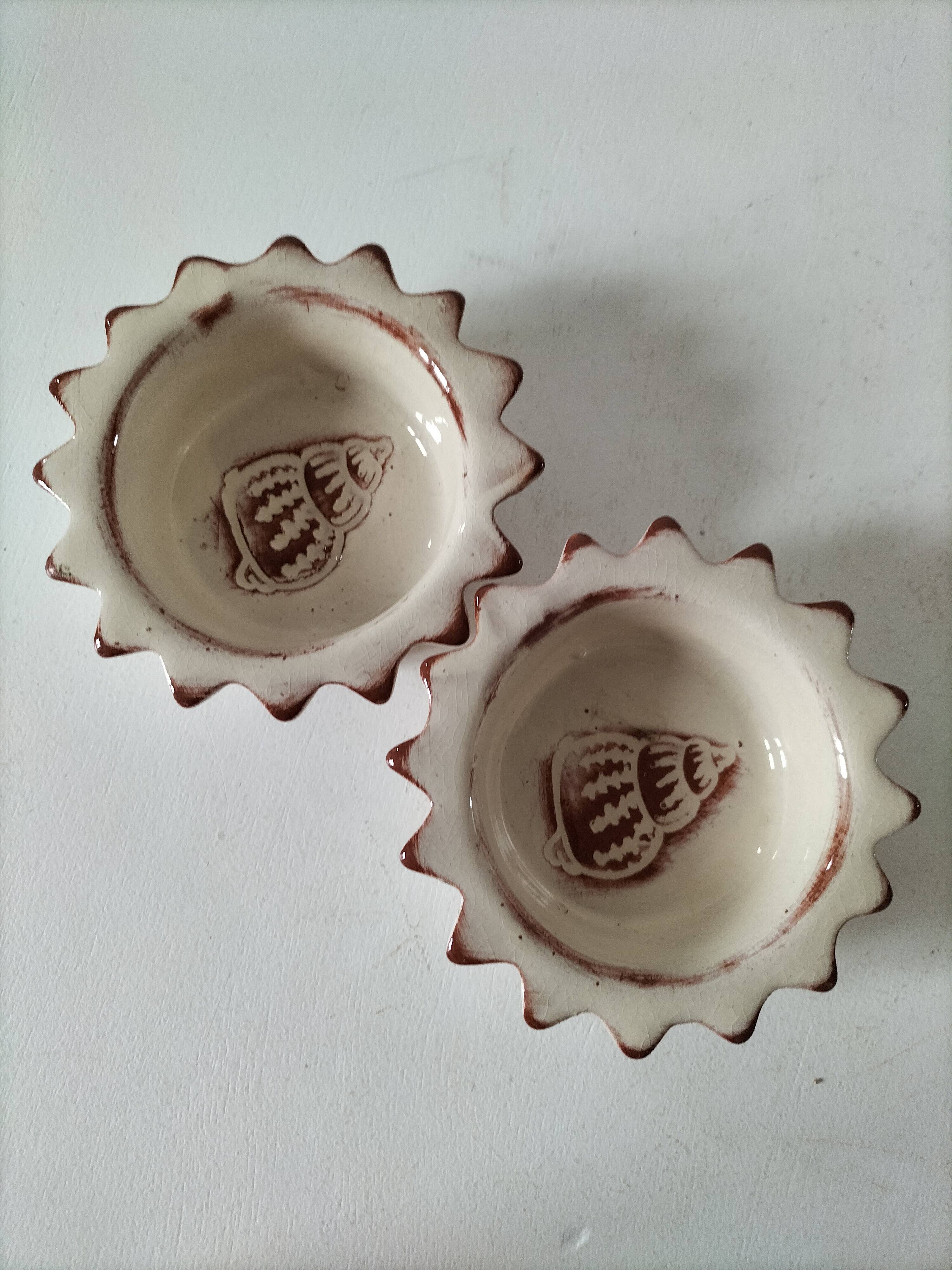Duo of handmade beige and terracotta earthenware empty pockets