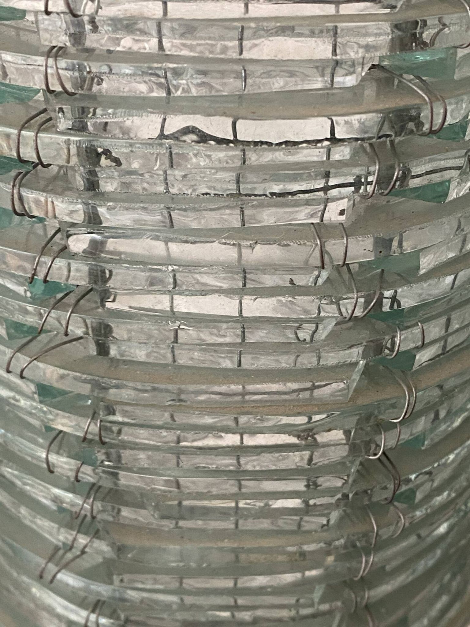 Lampe en verre de couleur bleutée et fil de fer
