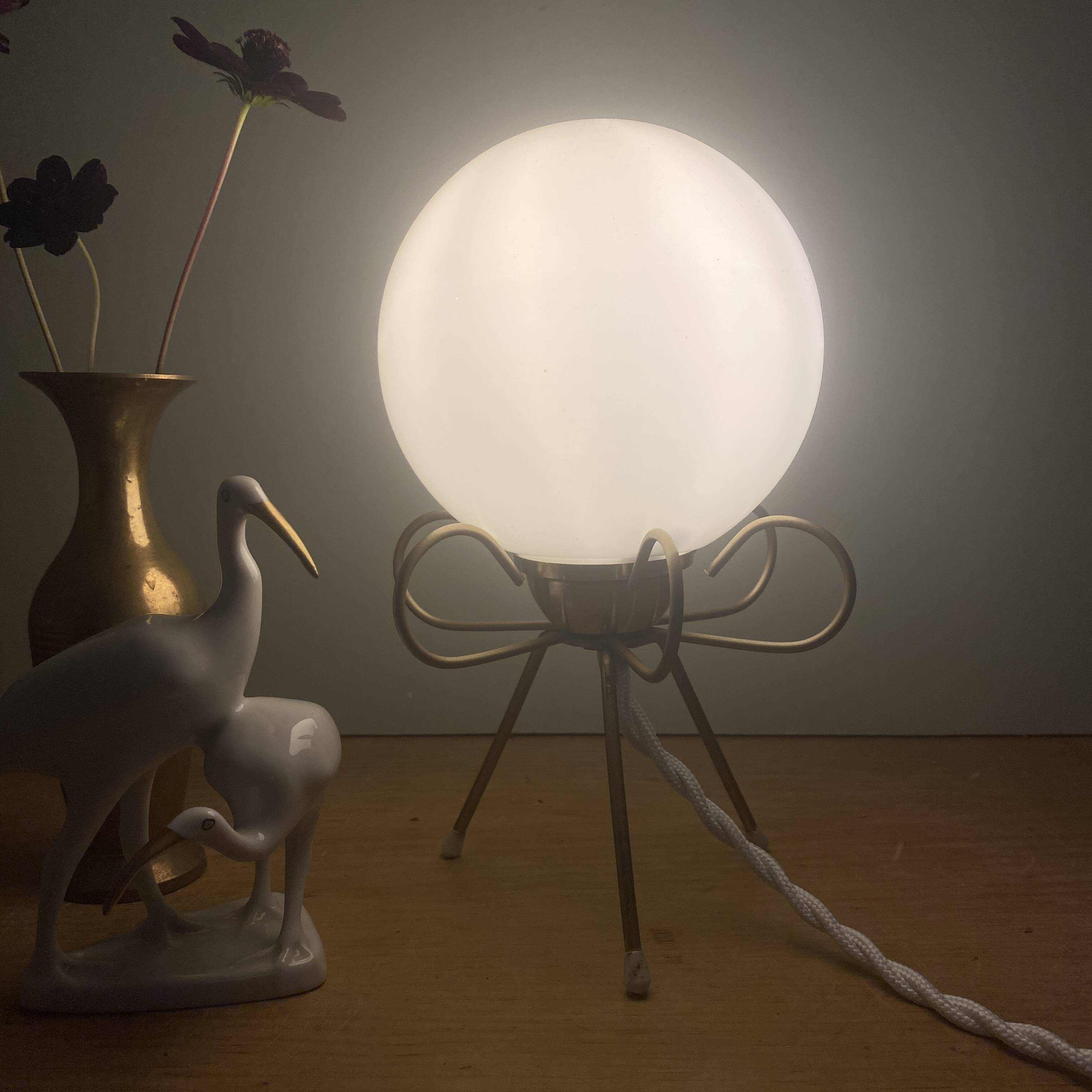 Vintage tripod lamp in brass and white opaline