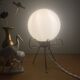 Lampe vintage tripode en laiton et opaline blanche