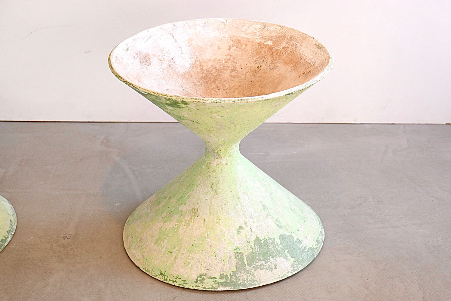 Pair of Eternit planters Diabolo design Anton Bee assisté de Guhl, Eternit