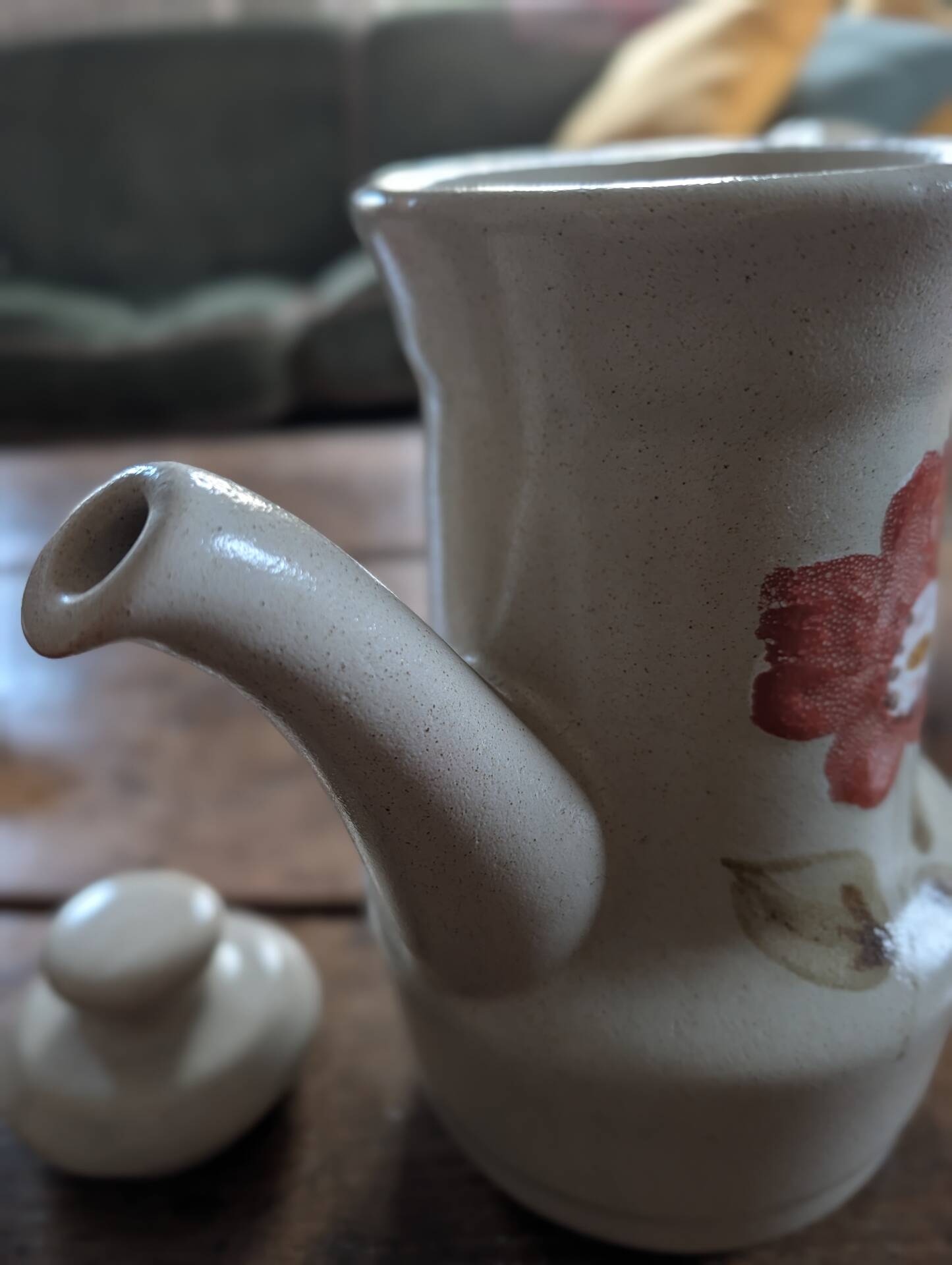 Saint-Amand Camélia coffee pot, 1970s – hand-painted