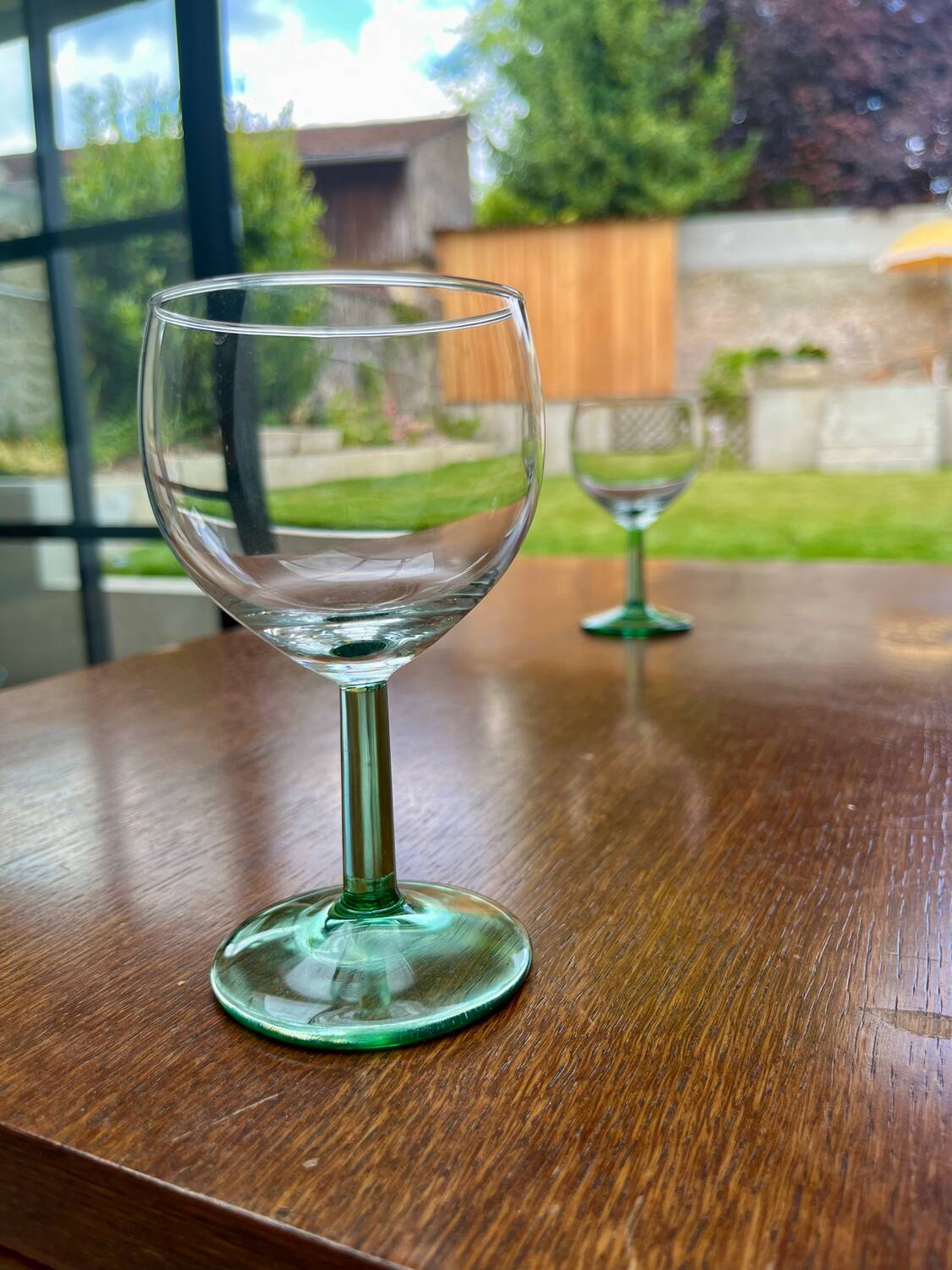 Paire de verres à pied verts – style vintage rustique