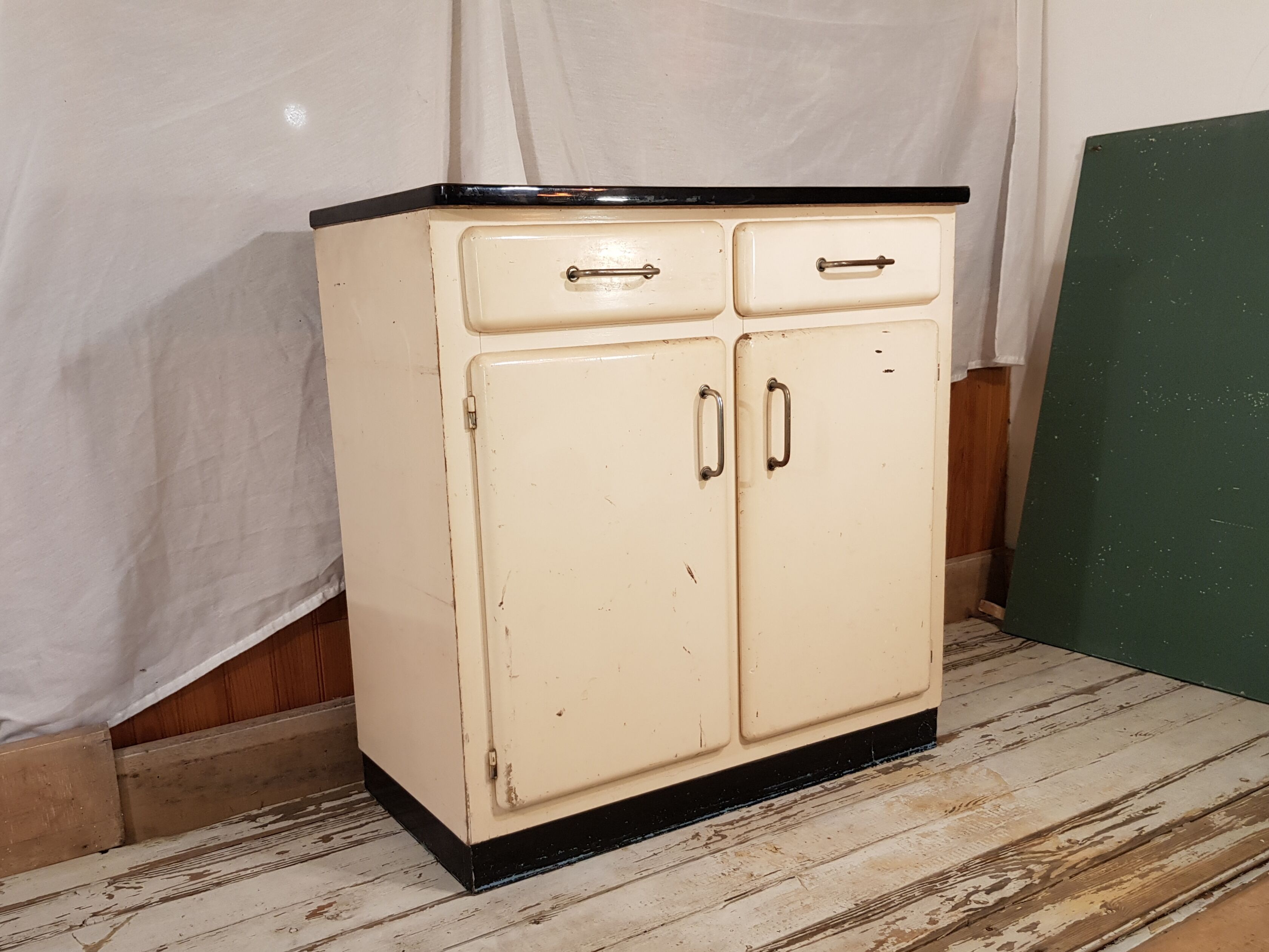 Mado buffet with yellow formica tray