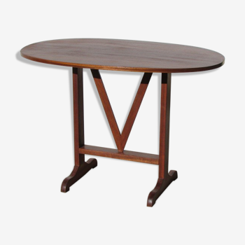 Tipping vine table in mahogany