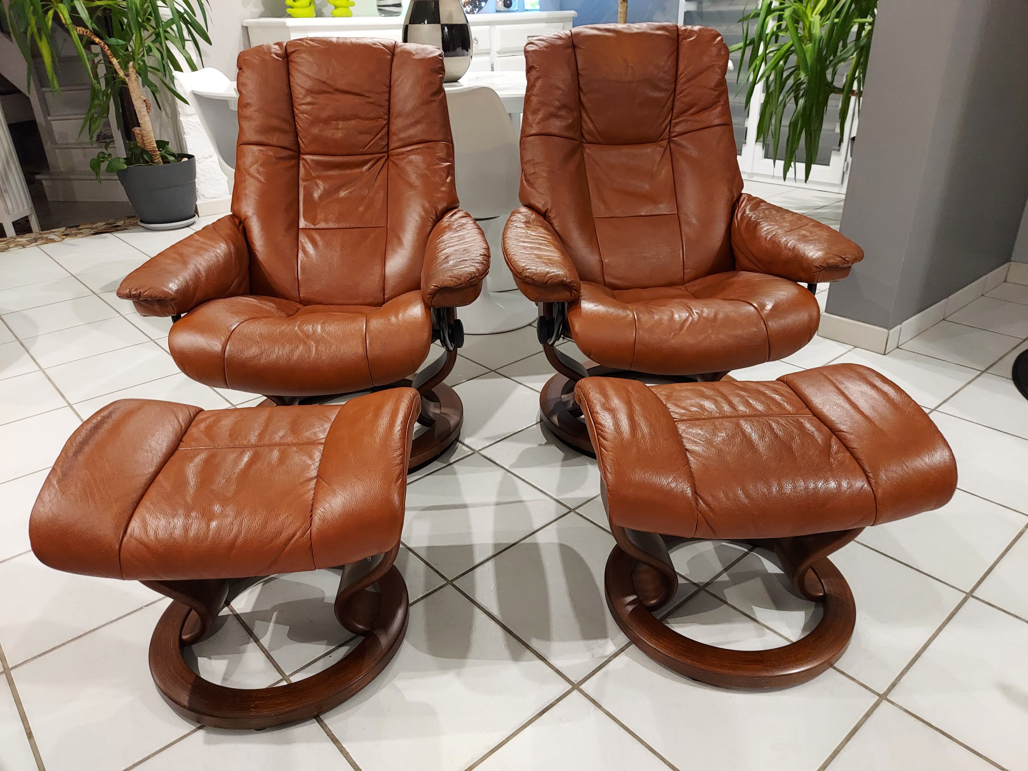 Paire de fauteuils et reposes pieds danois Ekornes cuir cognac vintage 1970