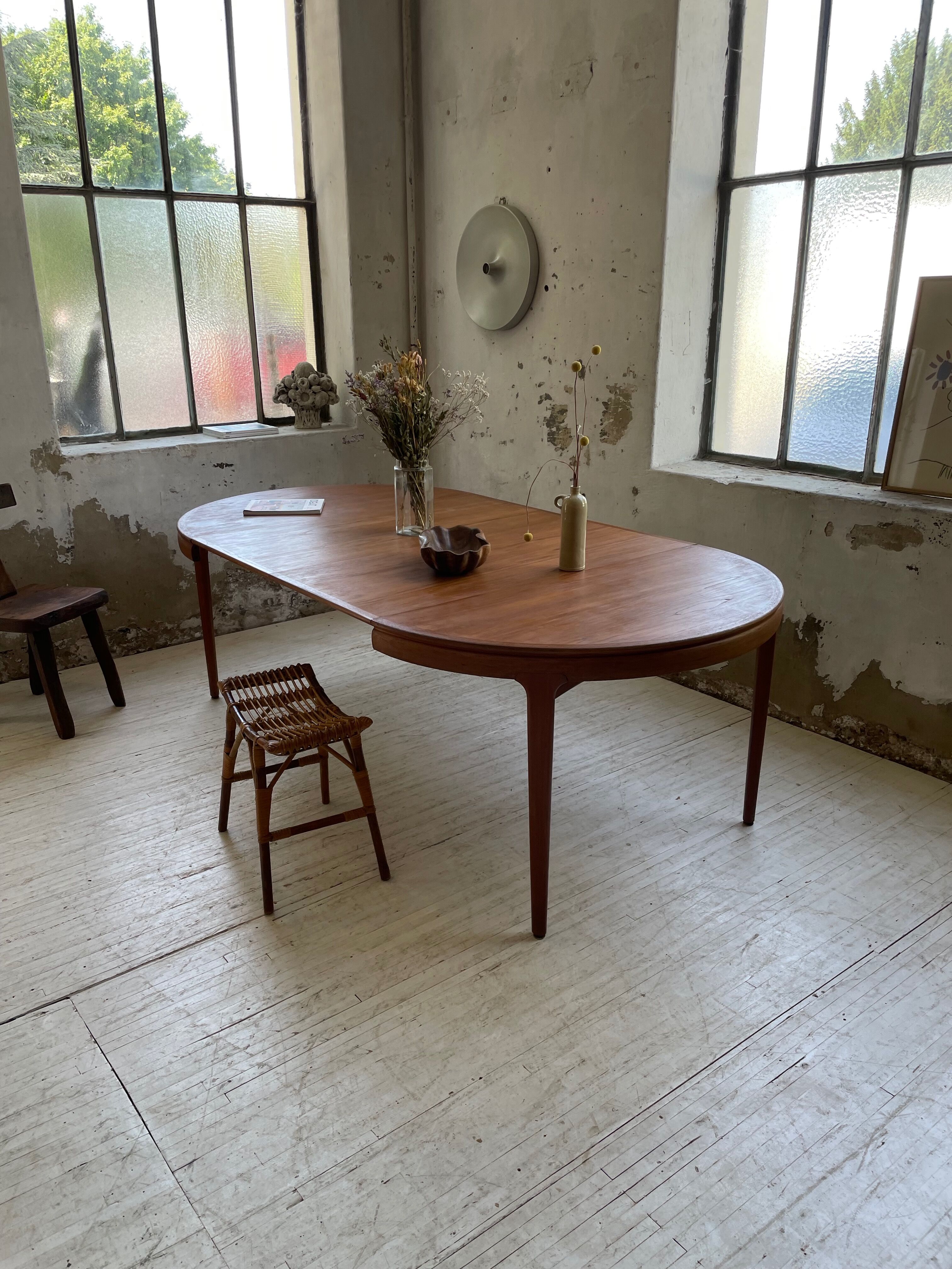 Round table 120-230 cm scandinavian samcom arne hovmand olsen