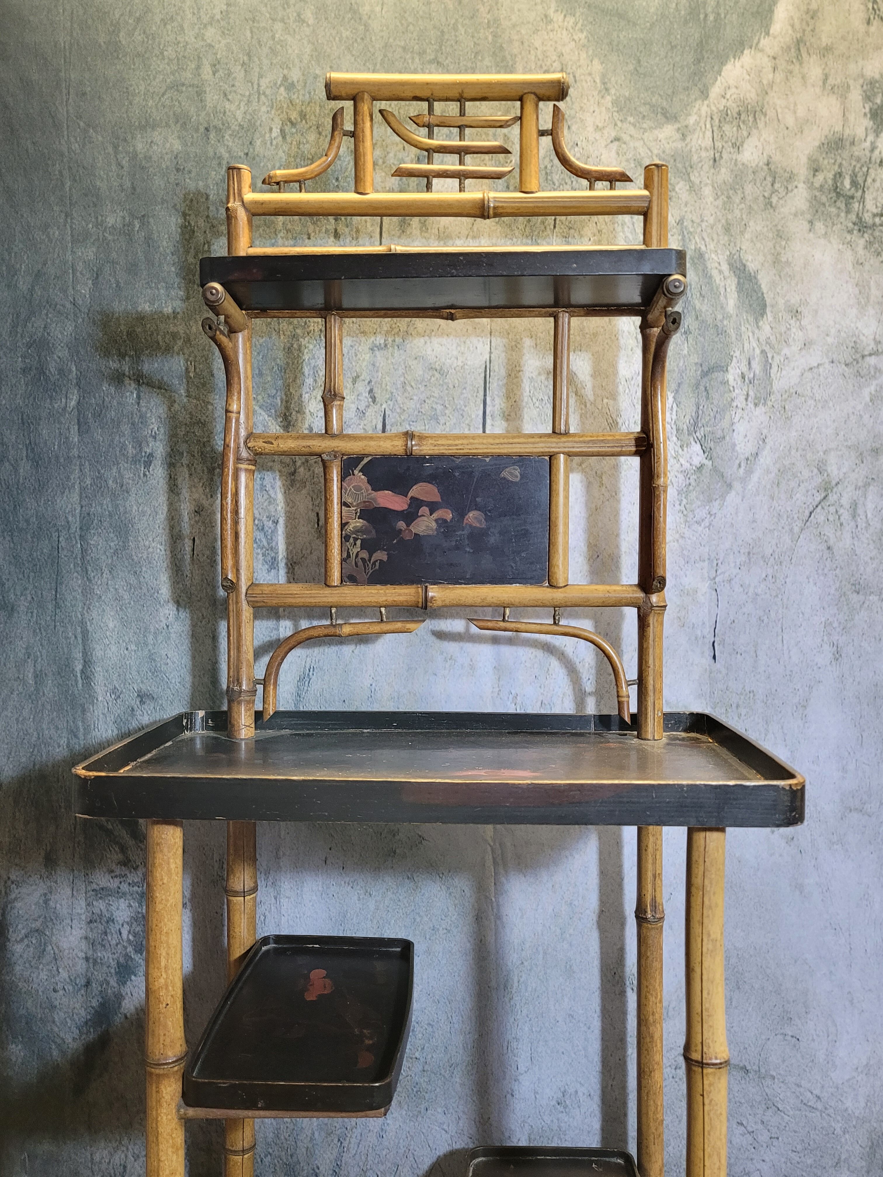 Shelf in bamboo and asian lacquer