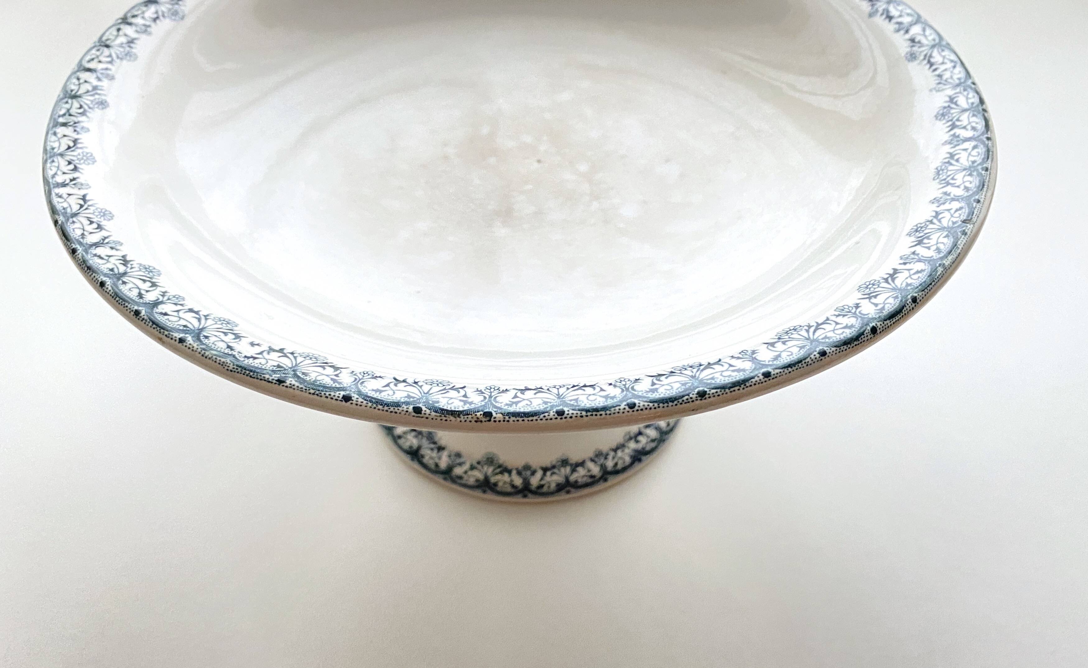 Compotier / Plate on foot signed Saint Amand and Hamage