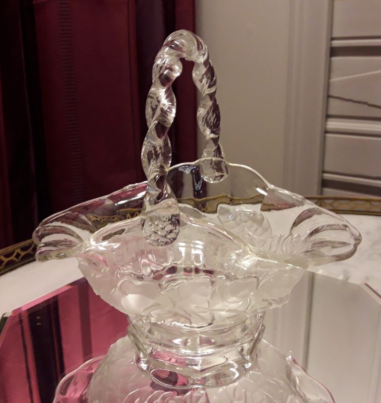 Transparent and translucent glass basket