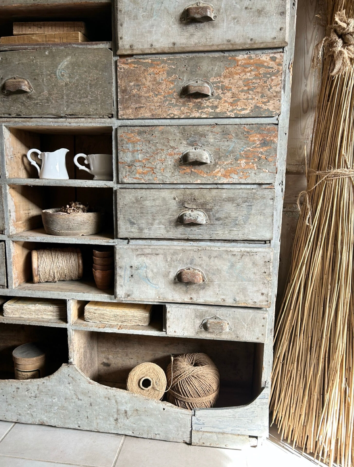 Ancien meuble de quincaillerie, meuble de métier