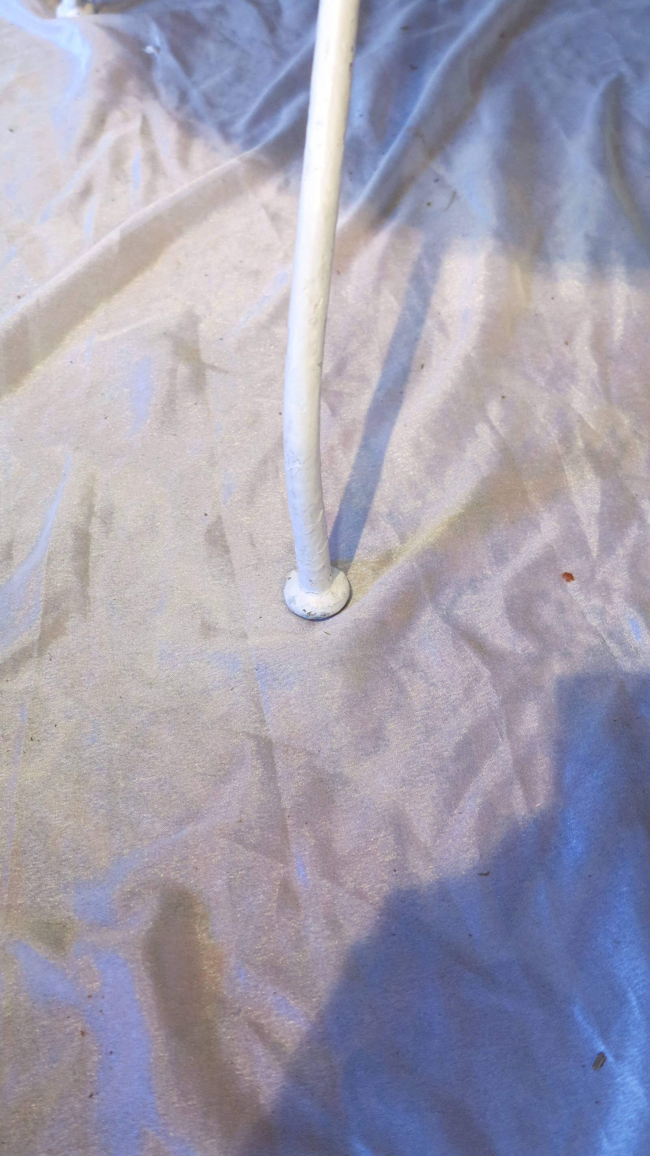 Table de jardin blanche en métal ronde