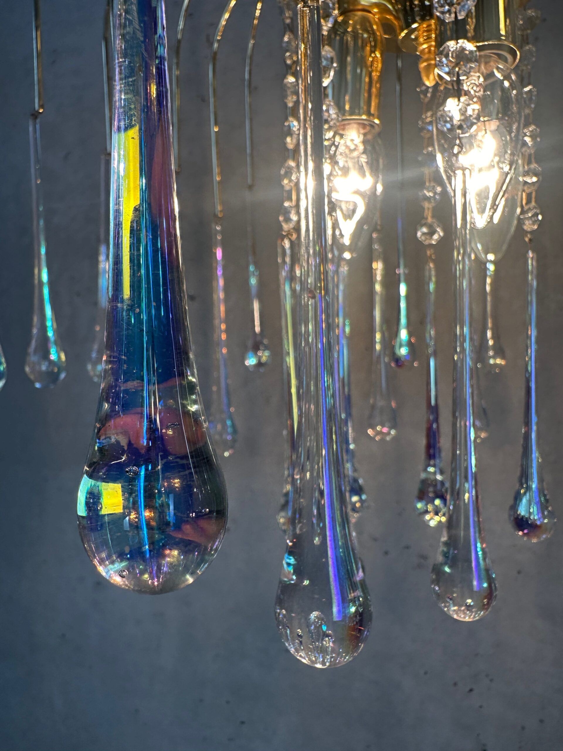 Chandelier en goutte d'eau de style Hollywood Regency – Massif