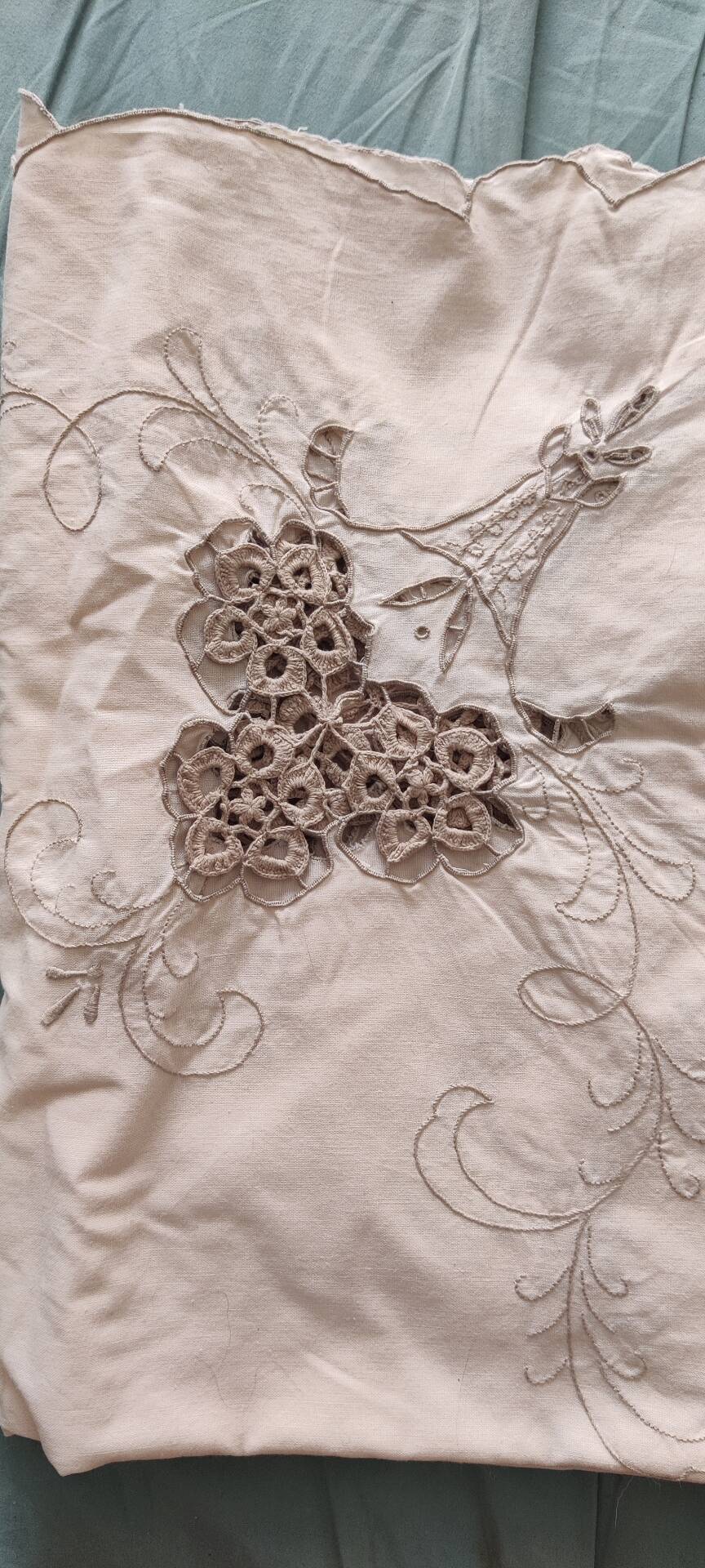Embroidered tablecloth and its 12 napkins