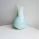 Vase en verre vert pastel