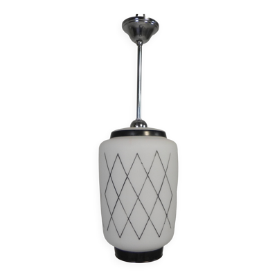Suspension vintage avec abat-jour en opaline et décoration noire, années 1950