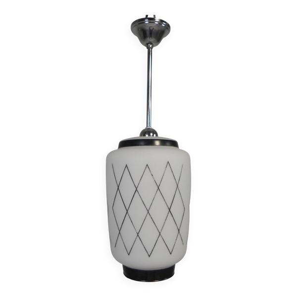 Suspension vintage avec abat-jour en opaline et décoration noire, années 1950