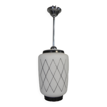 Suspension vintage avec abat-jour en opaline et décoration noire, années 1950