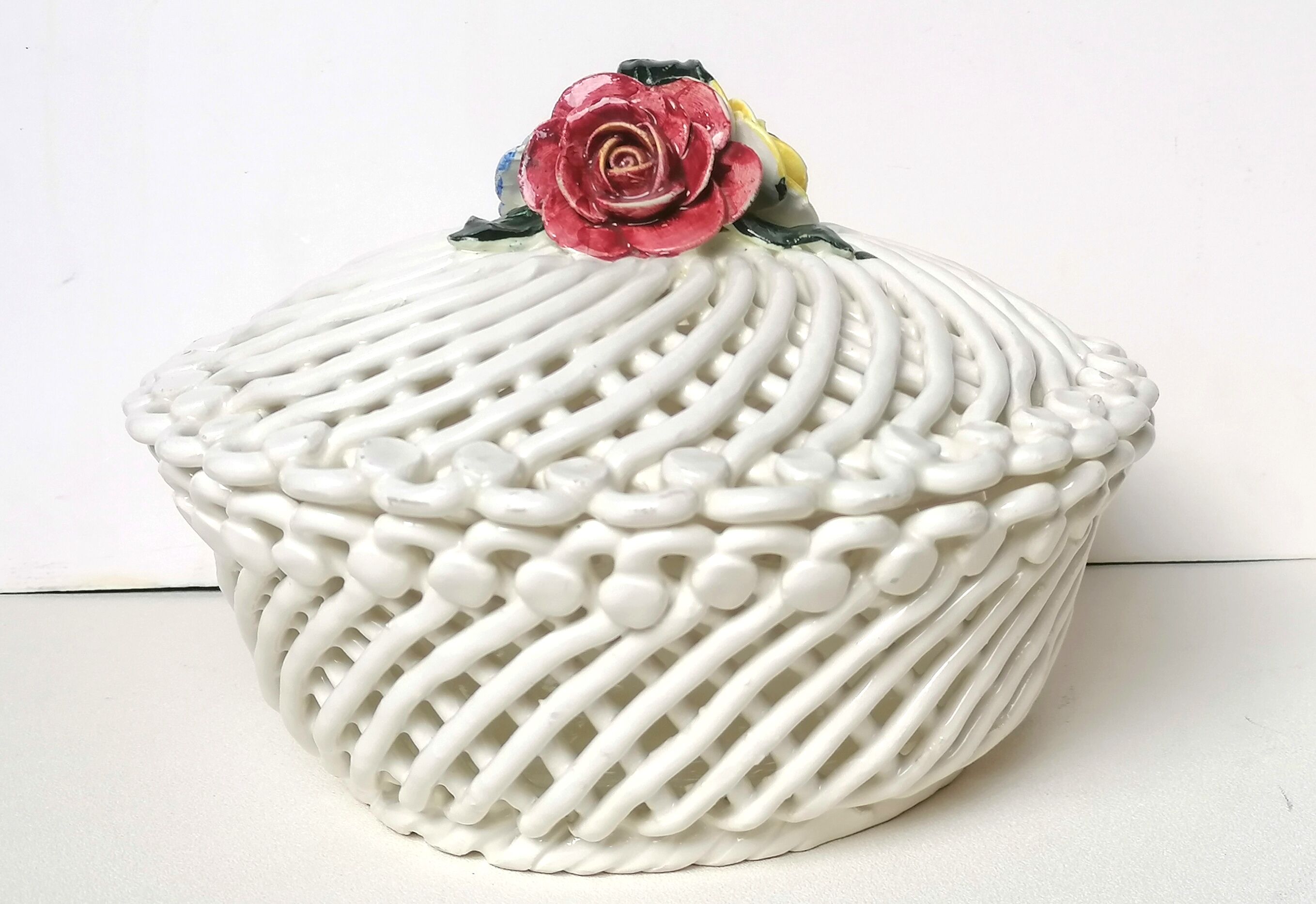 Corbeille en porcelaine tressée vintage