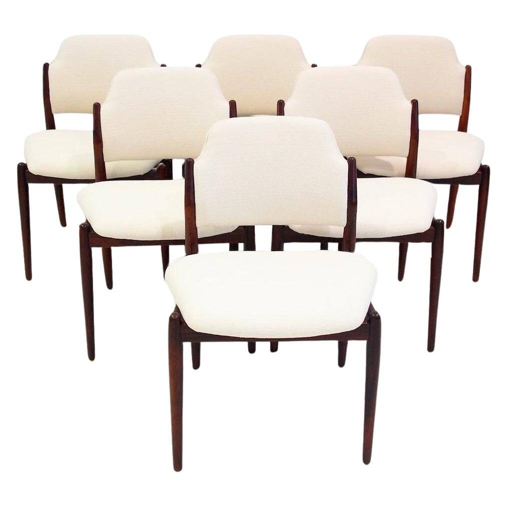 Set of six hardwood chairs by Arne Vodder for Sibast with white textile upholstery.