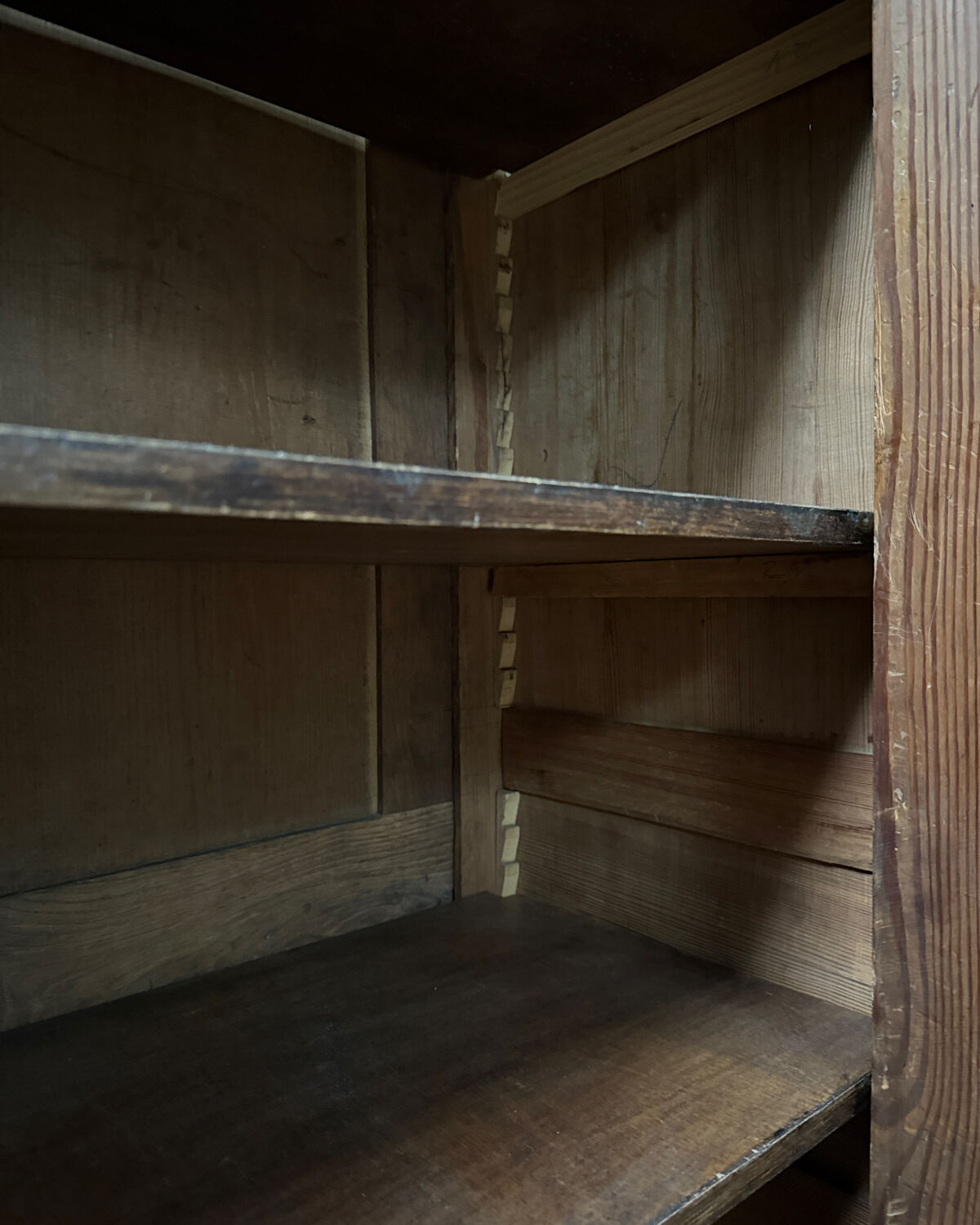 Grande armoire parisienne rénovée 