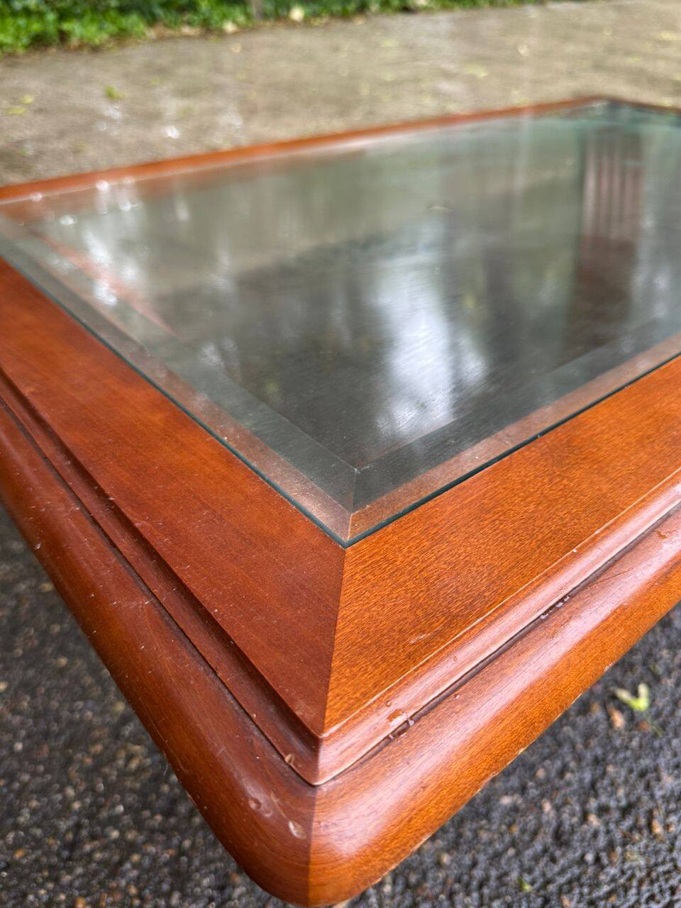 Table basse vintage en bois massif et verre