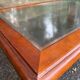 Table basse vintage en bois massif et verre